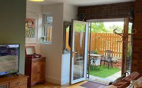 Rock Studio - Free Parking & Wifi Near City Centre